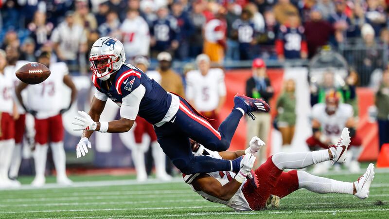 New England Patriots wide receiver JuJu Smith-Schuster (7) bobbles the pass while defended by...